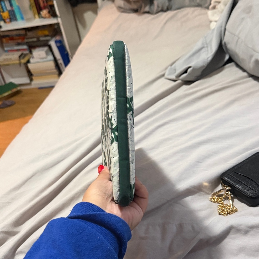 Green and White Leaf Print book sleeve - Picture 4 of 6